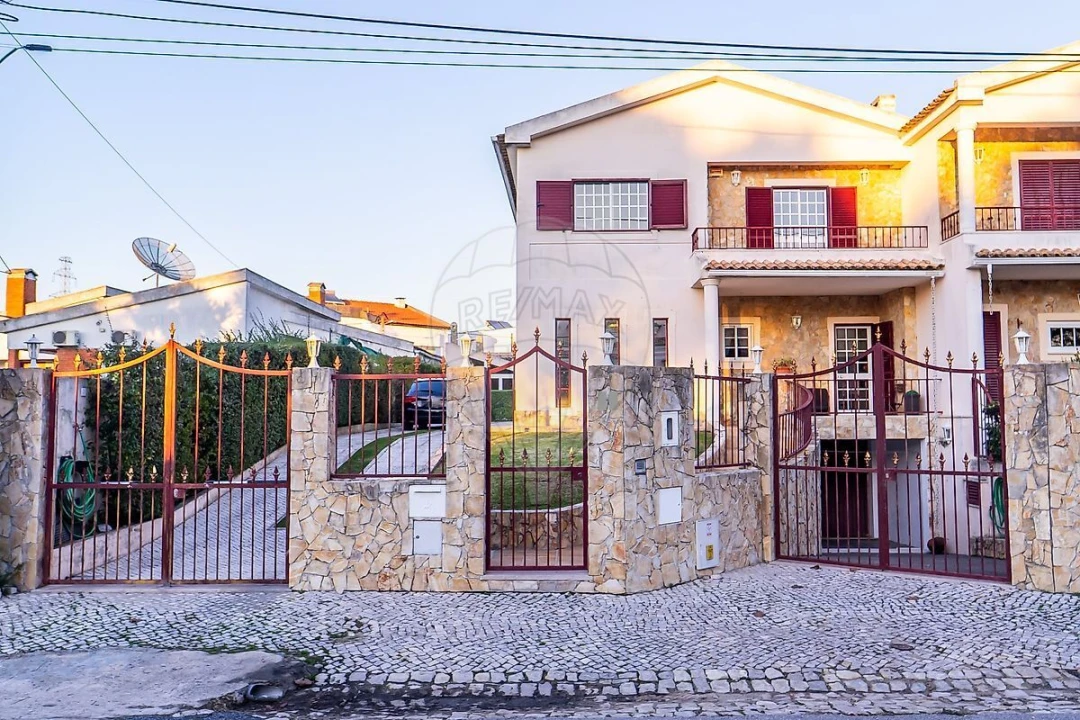 Moradia T3 para Venda em Corroios Foto 1