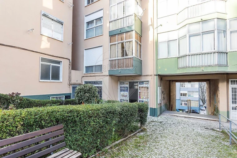 Loja para Arrendamento em Águas Livres Foto 9