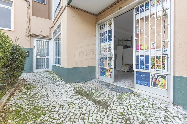 Loja para Arrendamento em Águas Livres Foto 7