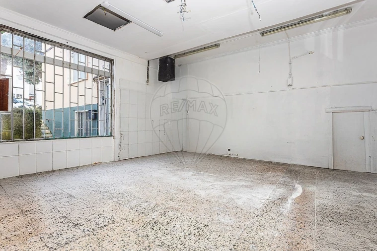 Loja para Arrendamento em Águas Livres