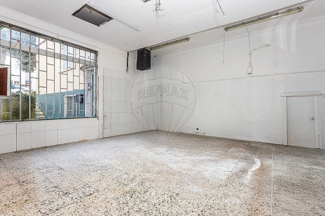 Loja para Arrendamento em Águas Livres Foto 1