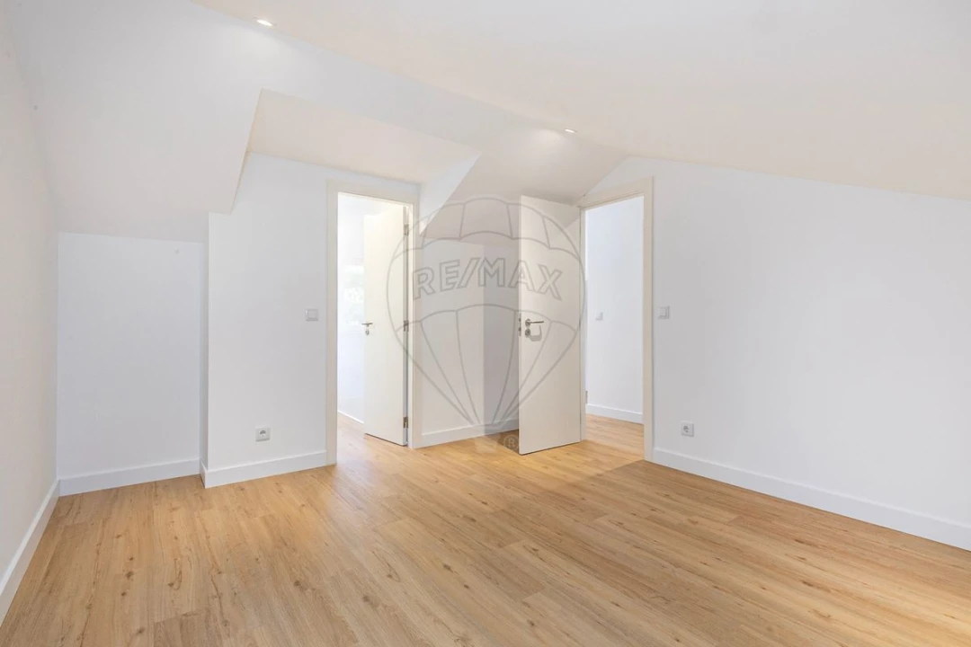 Moradia T4 para Venda em Olivais Foto 13