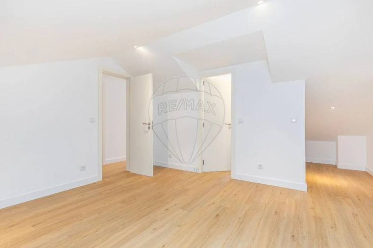 Moradia T4 para Venda em Olivais Foto 9