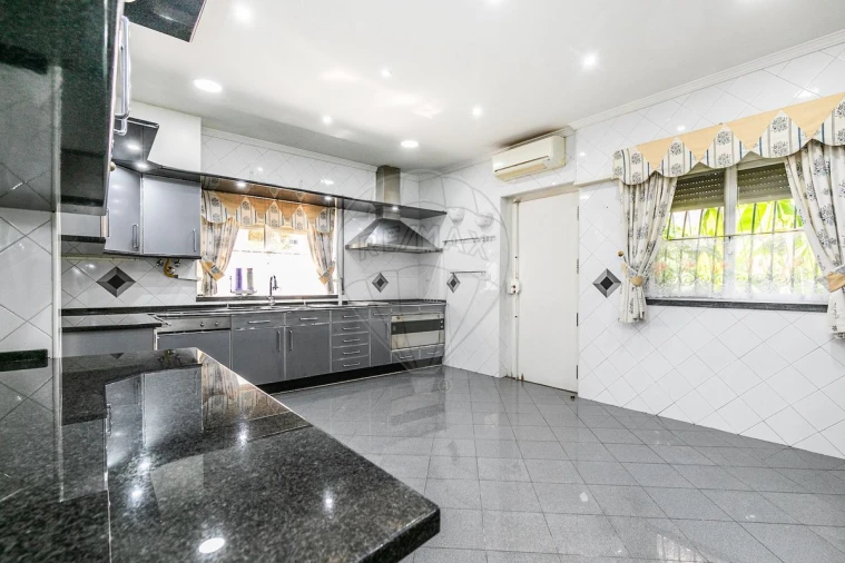 Moradia T5 para Venda em Alvalade Foto 15