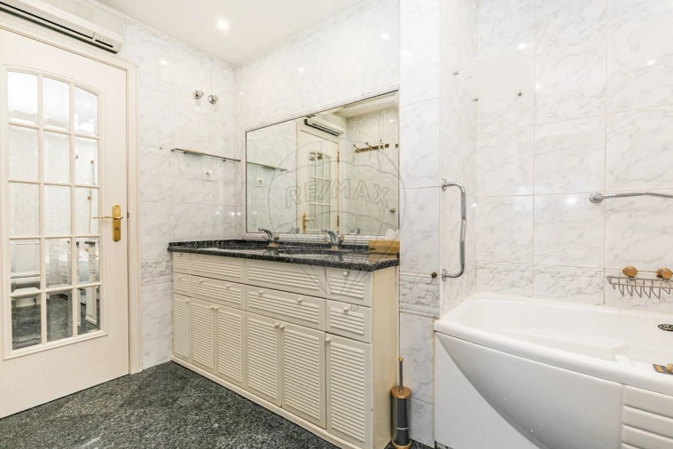 Moradia T5 para Venda em Alvalade Foto 21