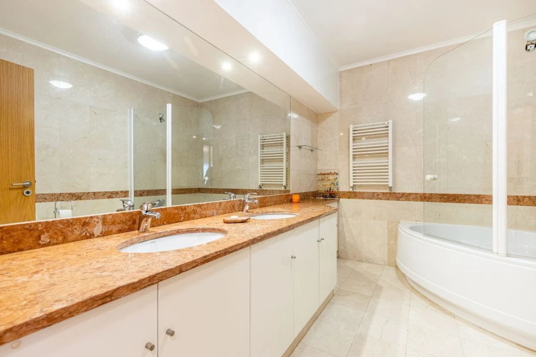 Apartamento T5 para Venda em Alvalade Foto 11