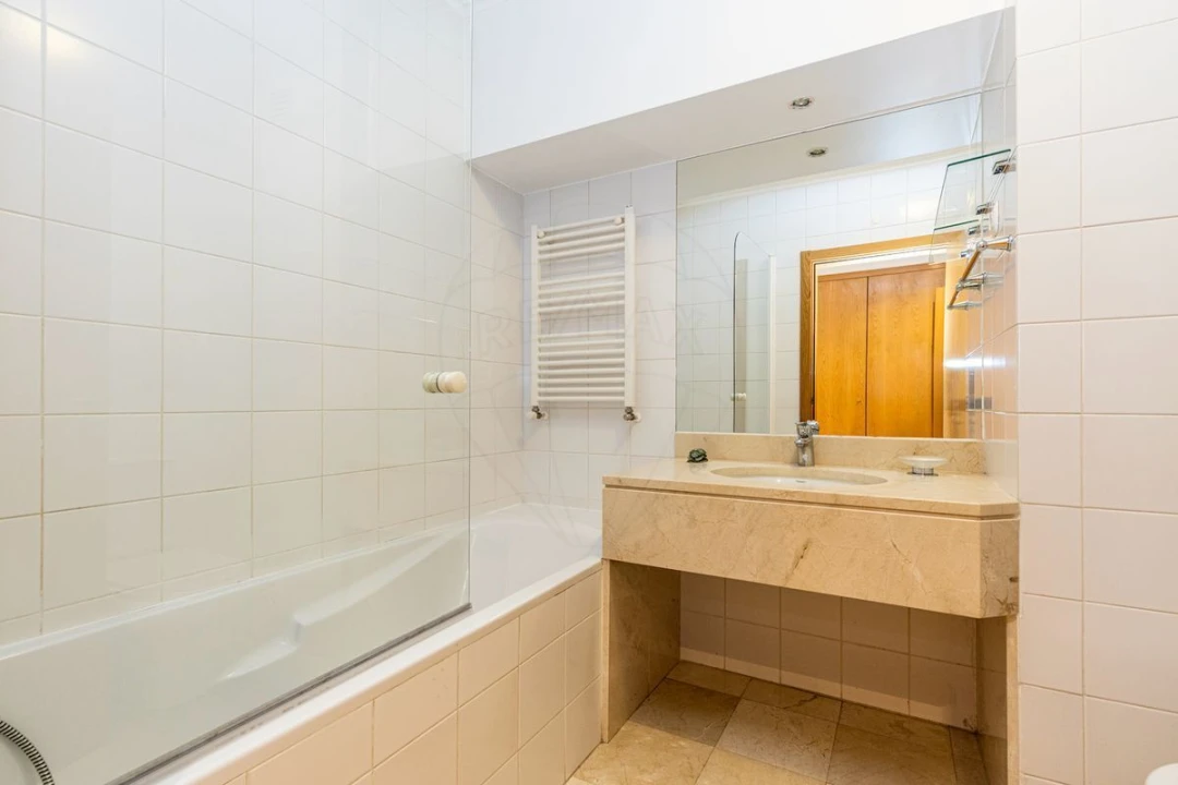 Apartamento T5 para Venda em Alvalade Foto 36