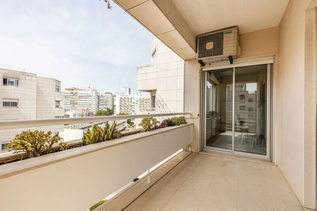 Apartamento T5 para Venda em Alvalade Foto 33