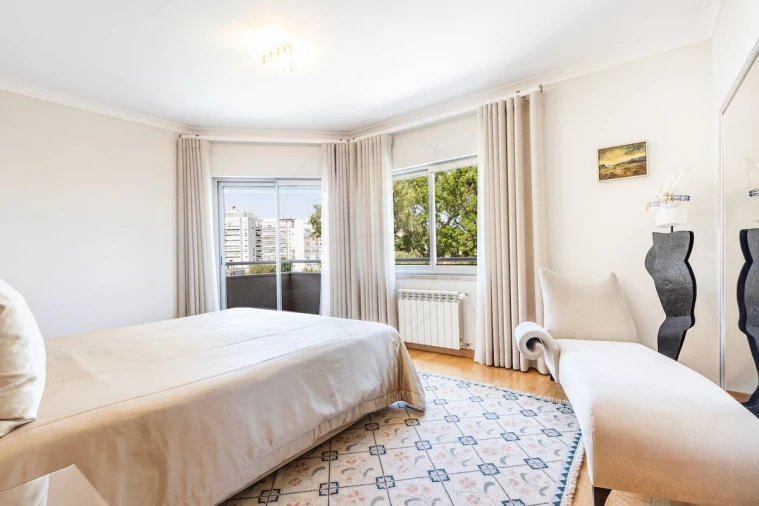 Apartamento T5 para Venda em Alvalade Foto 7