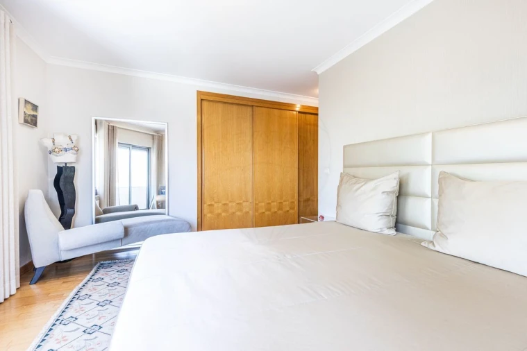 Apartamento T5 para Venda em Alvalade Foto 9