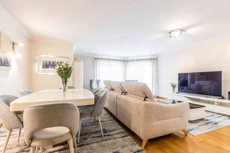 Apartamento T5 para Venda em Alvalade Foto 5