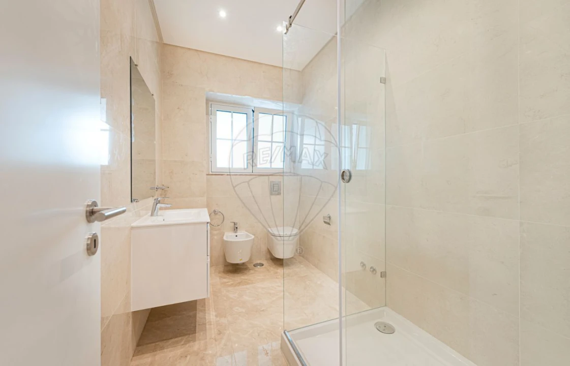 Apartamento T4 para Venda em Alvalade Foto 7