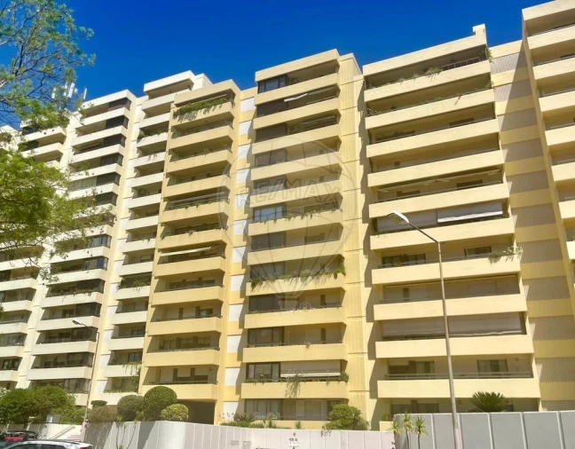 Apartamento T3 para Venda em São Domingos de Benfica Foto 4