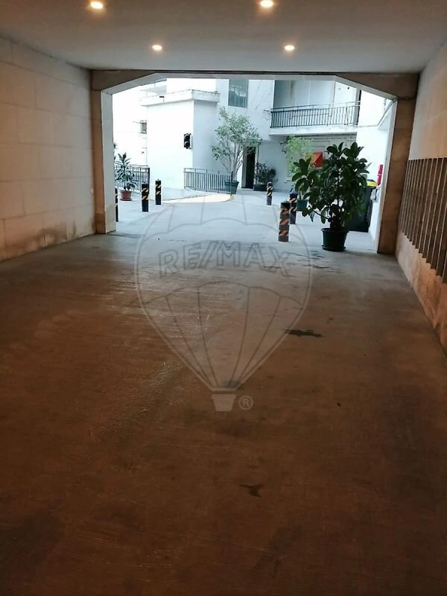 Garagem para Arrendamento em Santo António Foto 2