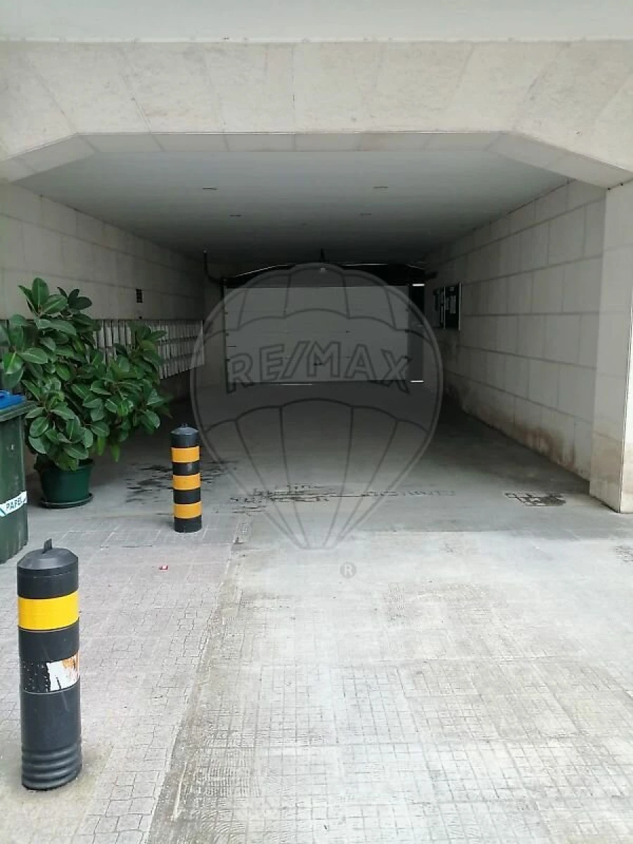 Garagem para Arrendamento em Santo António Foto 3