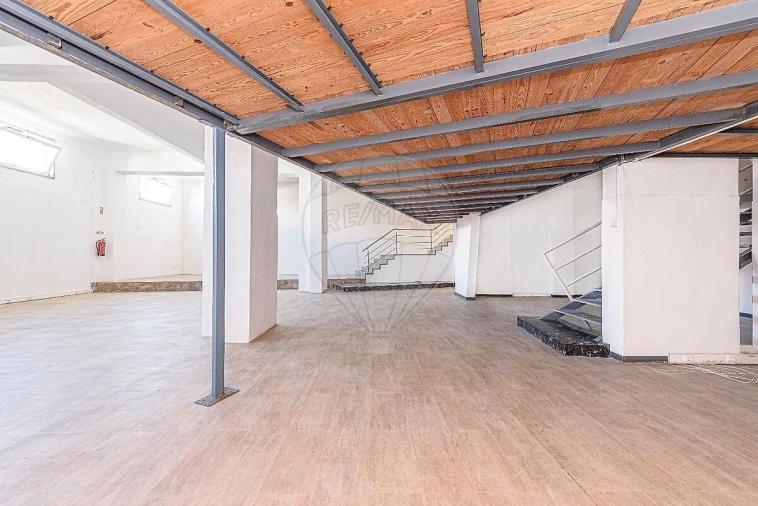 Loja para Arrendamento em São Vicente Foto 8