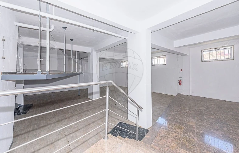 Loja para Arrendamento em São Vicente