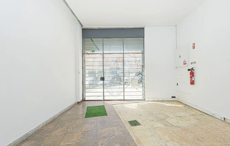 Loja para Arrendamento em São Vicente Foto 4