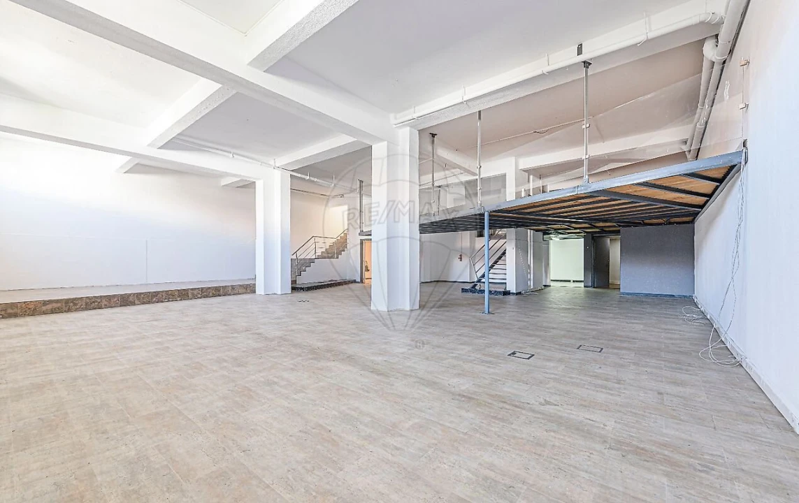 Loja para Arrendamento em São Vicente Foto 2