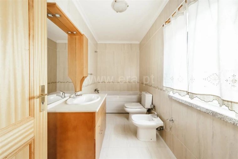 Moradia T4 para Venda em Tortosendo Foto 16