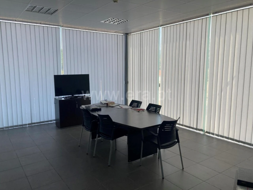 Armazém para Arrendamento em Tortosendo Foto 8