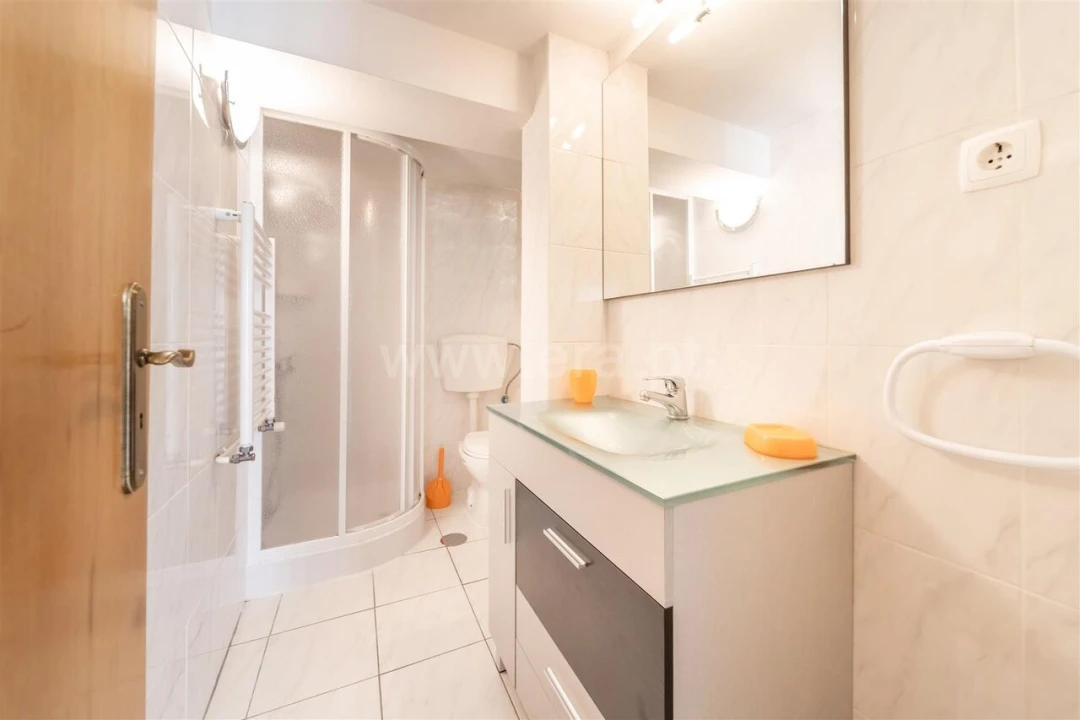 Moradia T6 para Venda em Cortes do Meio Foto 9