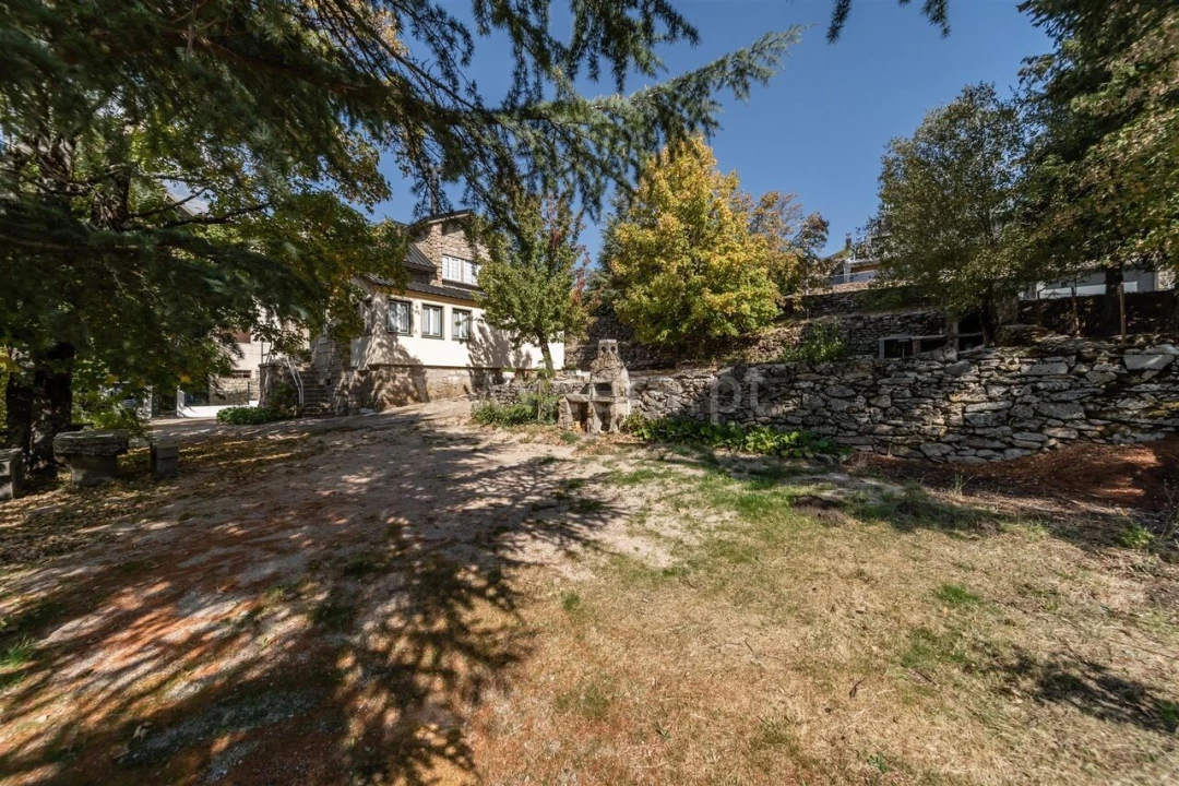 Moradia T6 para Venda em Cortes do Meio Foto 20