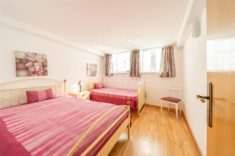 Moradia T6 para Venda em Cortes do Meio Foto 2