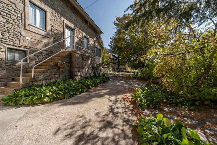 Moradia T6 para Venda em Cortes do Meio Foto 1