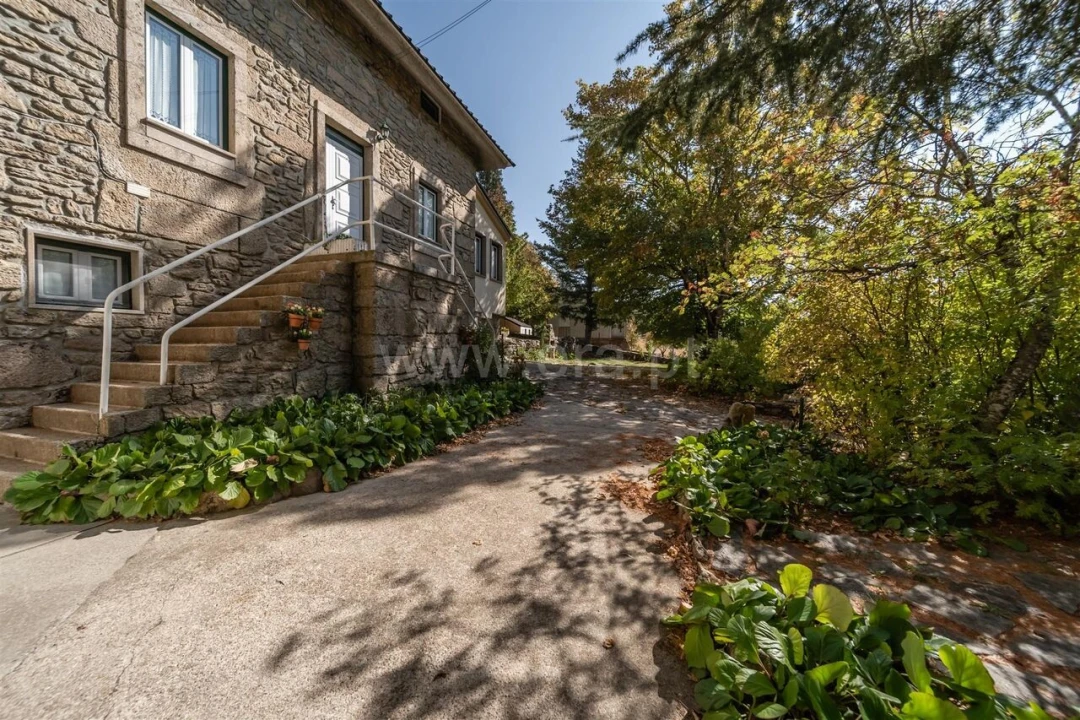 Moradia T6 para Venda em Cortes do Meio Foto 1