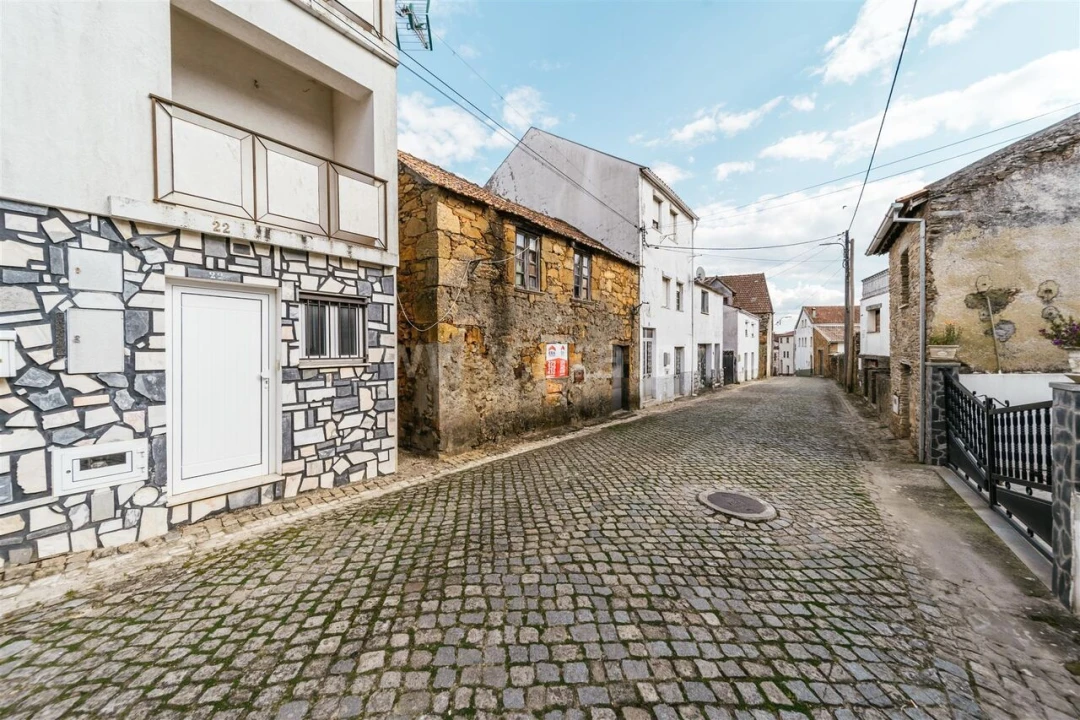 Moradia T2 para Venda em Erada Foto 2