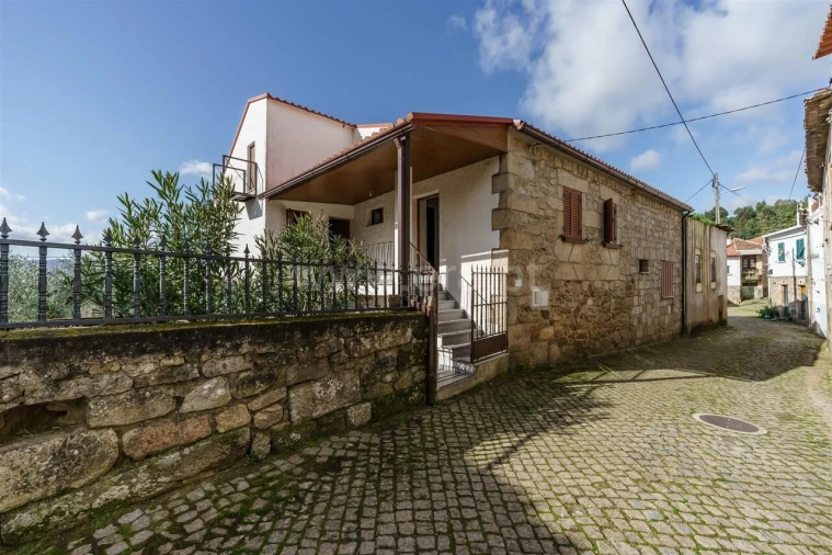 Moradia T4 para Venda em Pero Viseu Foto 1