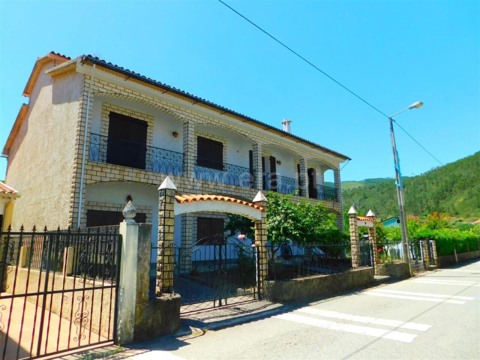 Moradia T4 para Venda em Dornelas do Zezere Foto 1