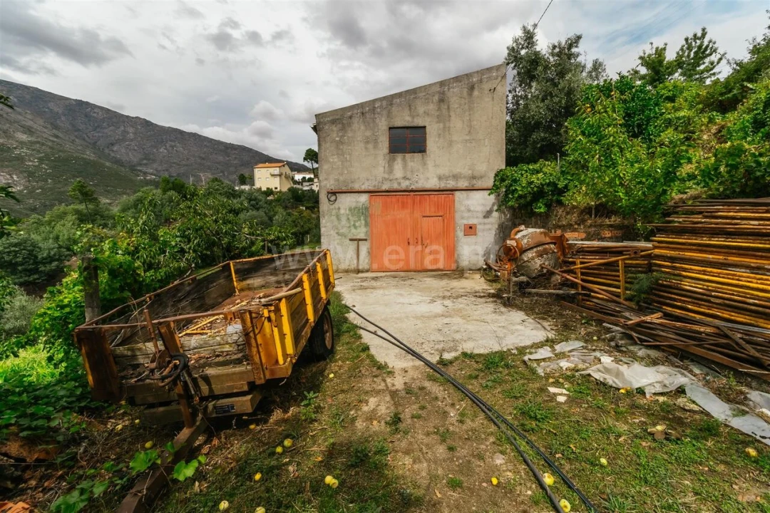 Moradia T5 para Venda em Cortes do Meio Foto 4