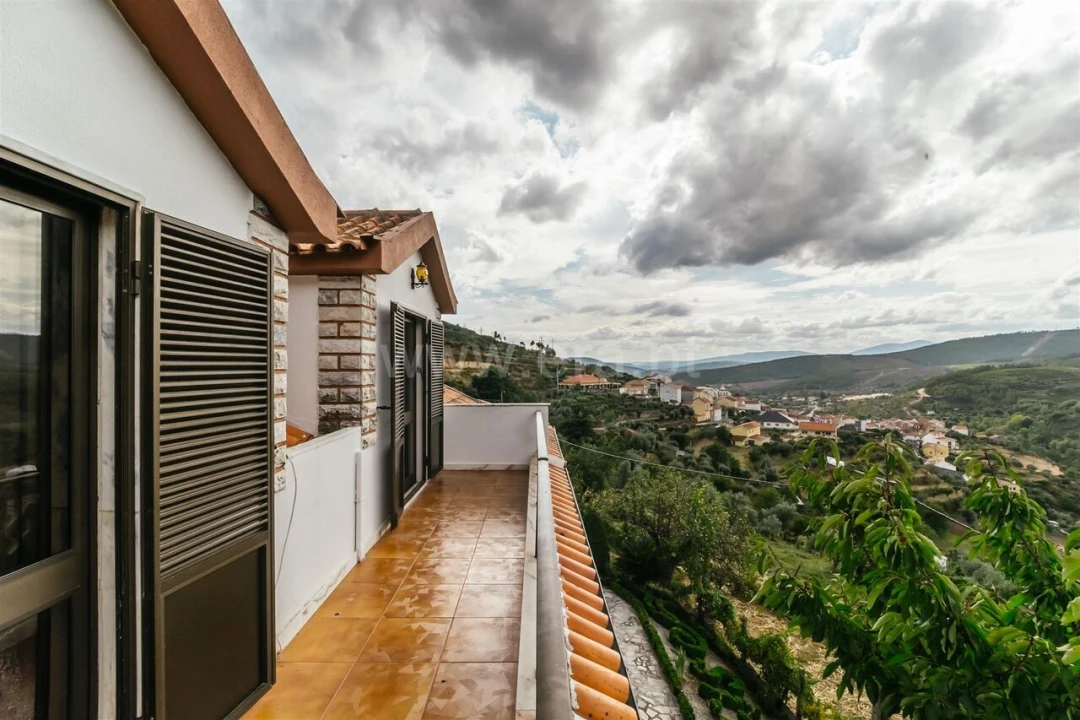 Moradia T5 para Venda em Cortes do Meio Foto 14