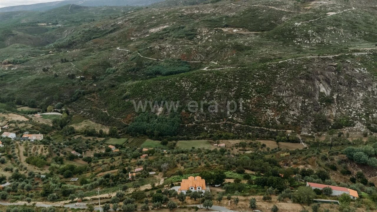 Moradia T5 para Venda em Cortes do Meio Foto 20