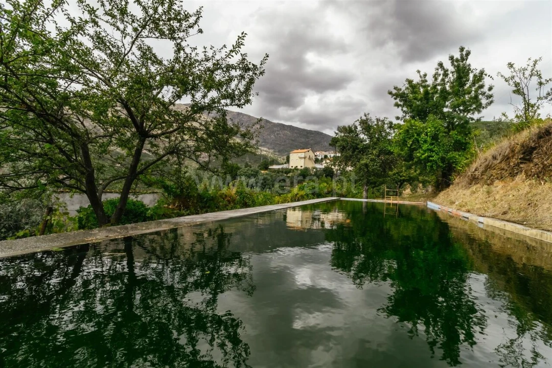 Moradia T5 para Venda em Cortes do Meio Foto 6