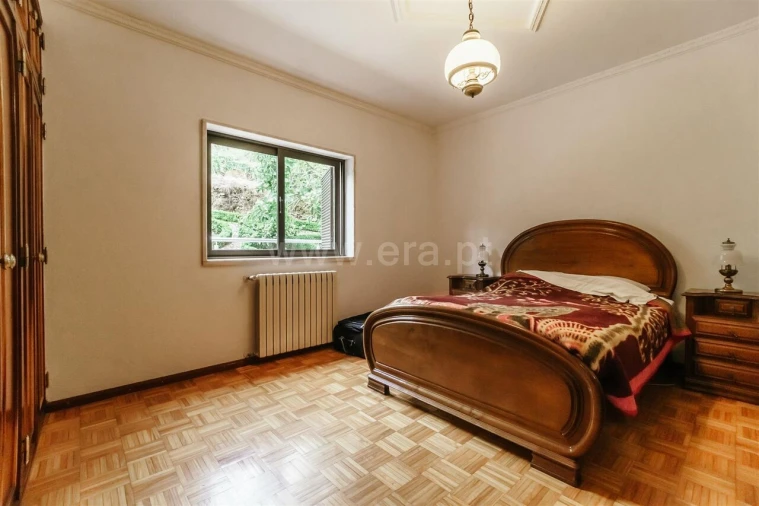 Moradia T5 para Venda em Cortes do Meio Foto 9