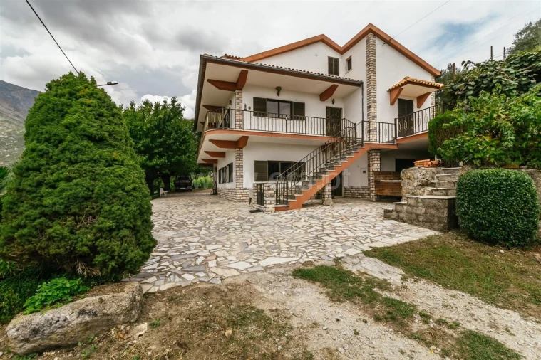 Moradia T5 para Venda em Cortes do Meio Foto 1