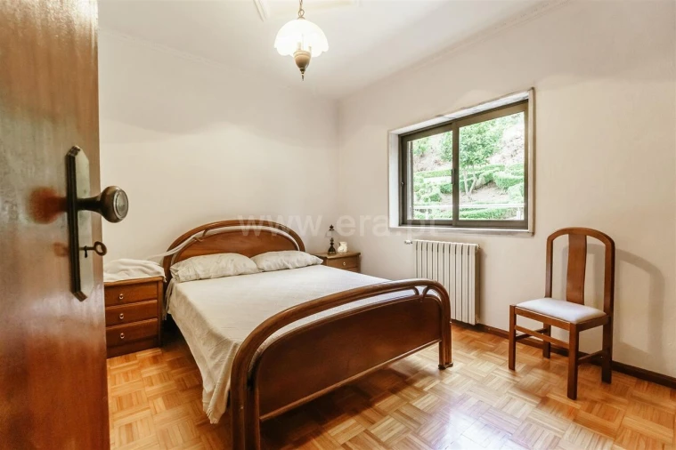 Moradia T5 para Venda em Cortes do Meio Foto 8