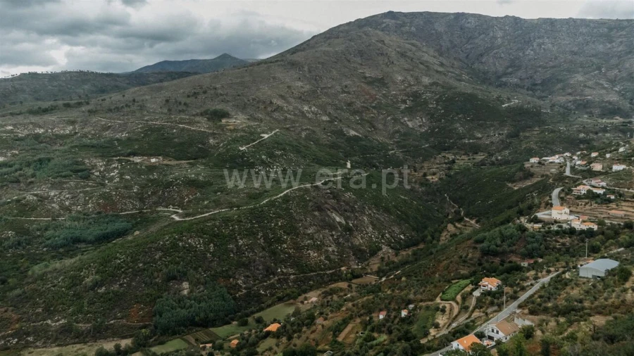 Moradia T5 para Venda em Cortes do Meio Foto 19