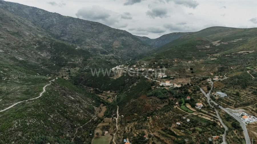 Moradia T5 para Venda em Cortes do Meio Foto 18