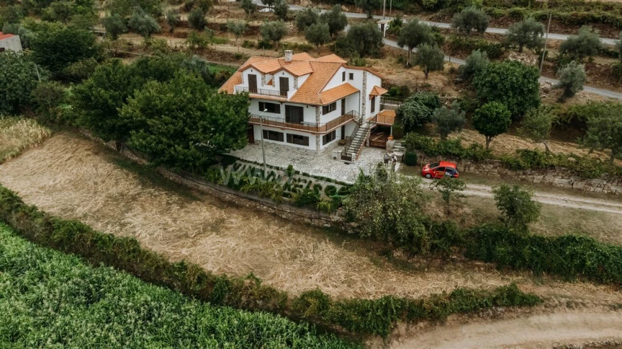 Moradia T5 para Venda em Cortes do Meio Foto 16