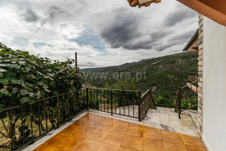 Moradia T5 para Venda em Cortes do Meio Foto 2