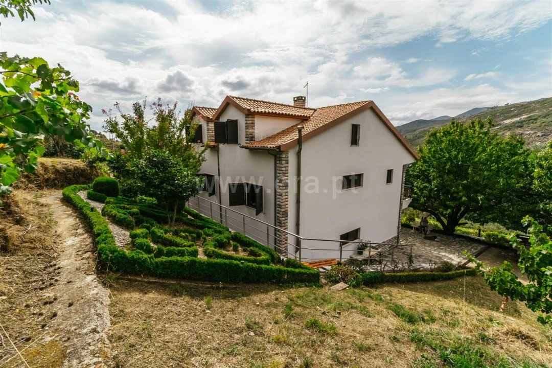 Moradia T5 para Venda em Cortes do Meio Foto 5