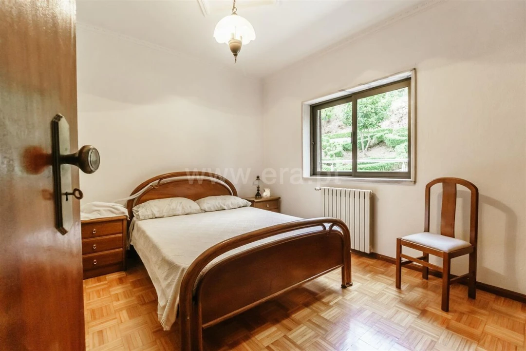 Moradia T5 para Venda em Cortes do Meio Foto 8