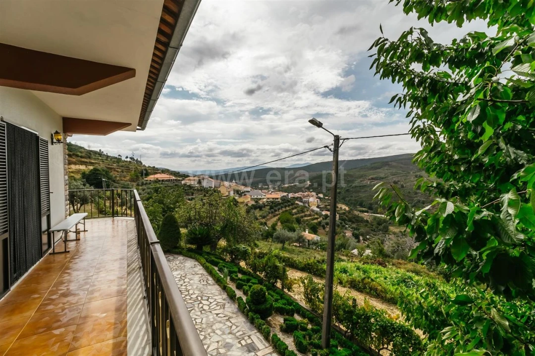 Moradia T5 para Venda em Cortes do Meio Foto 3