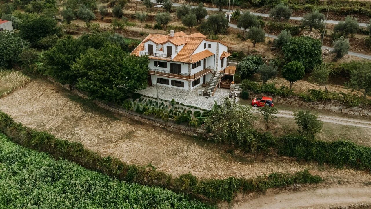 Moradia T5 para Venda em Cortes do Meio Foto 16