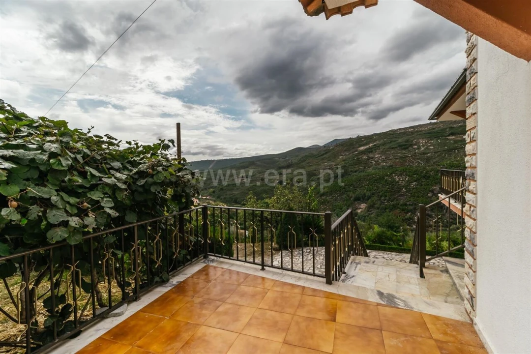 Moradia T5 para Venda em Cortes do Meio Foto 2