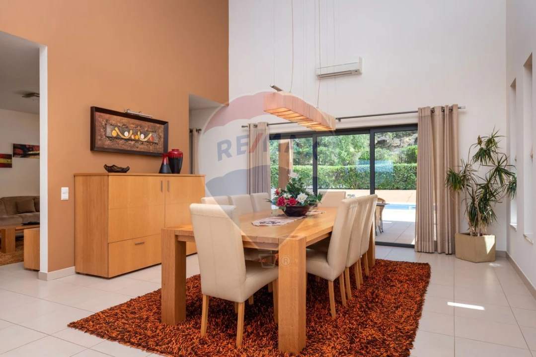 Moradia T5 para Venda em Lagos (São Sebastião e Santa Maria) Foto 8